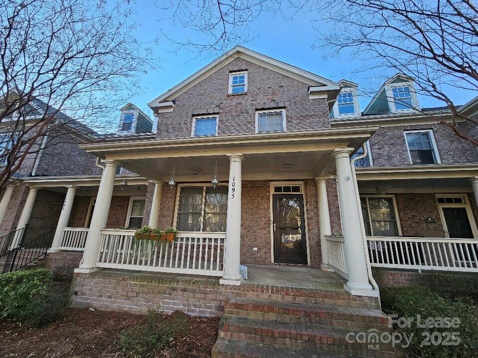 1095 Market St in Fort Mill, SC - Foto de edificio