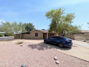 2443 E Earll Dr in Phoenix, AZ - Foto de edificio - Building Photo