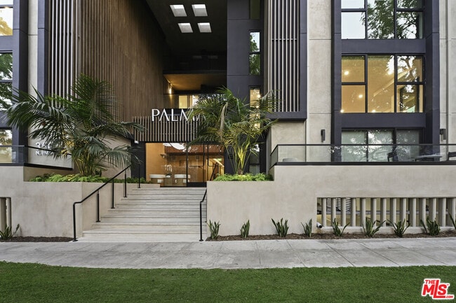 350 N Palm Dr in Beverly Hills, CA - Foto de edificio - Building Photo