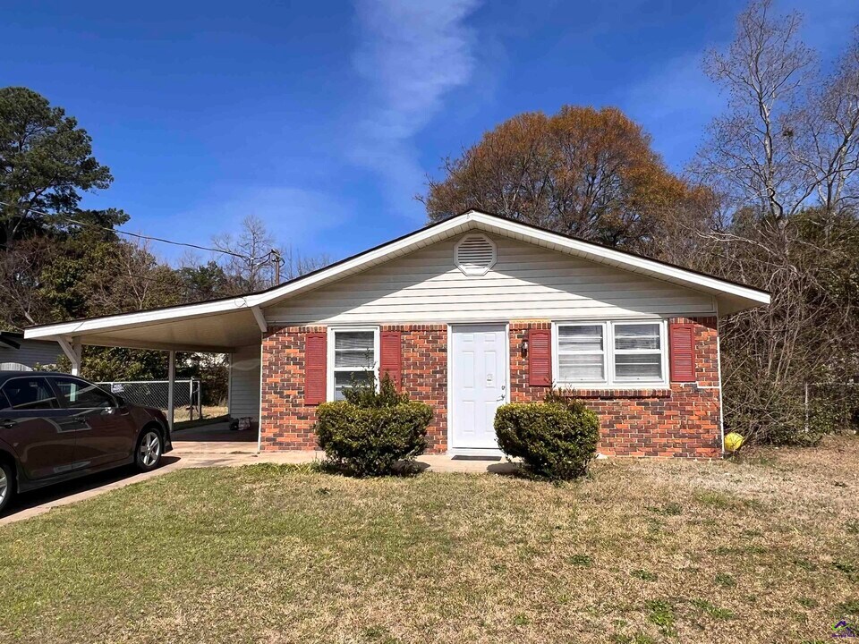 205 Sonja Dr in Warner Robins, GA - Building Photo