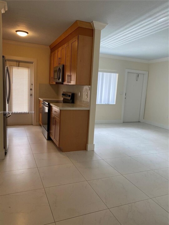 95 Edgewater Dr, Unit 103 in Coral Gables, FL - Building Photo