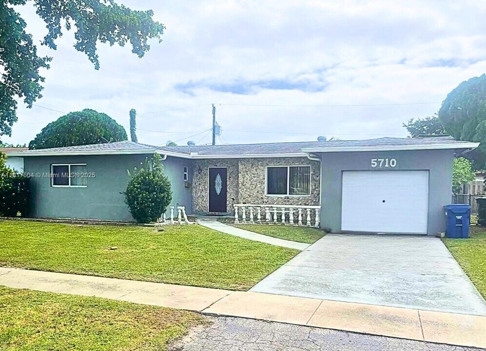 5710 NW 13th Ct in Lauderhill, FL - Foto de edificio