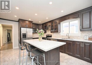 4 Royal Salisbury Way in Brampton, ON - Building Photo - Building Photo
