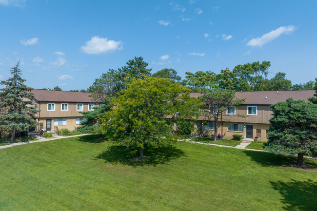 Shelby Oaks Townhomes in Shelby Township, MI - Foto de edificio - Building Photo