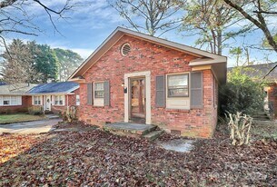 3728 Dresden Dr E in Charlotte, NC - Building Photo