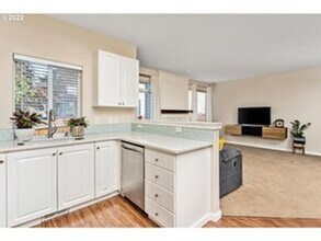 246 NE 57th Ave in Hillsboro, OR - Building Photo - Building Photo