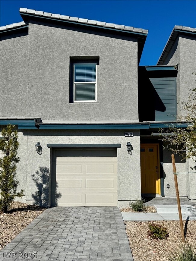 10920 Rollingford Ave