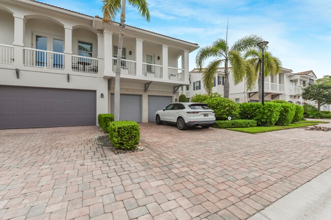 100 NW 69th Cir in Boca Raton, FL - Building Photo - Building Photo