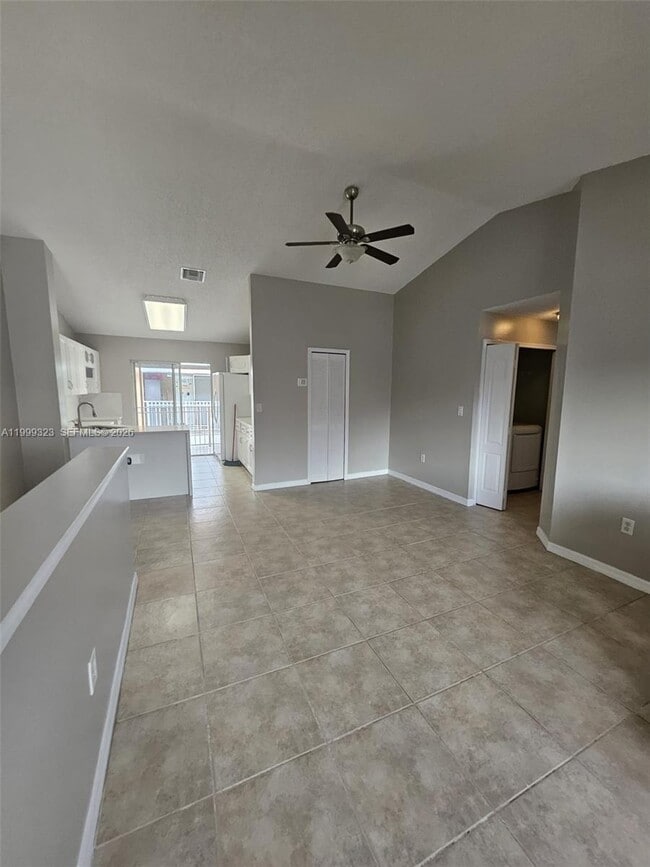 2527 W 76th St in Hialeah, FL - Building Photo - Building Photo