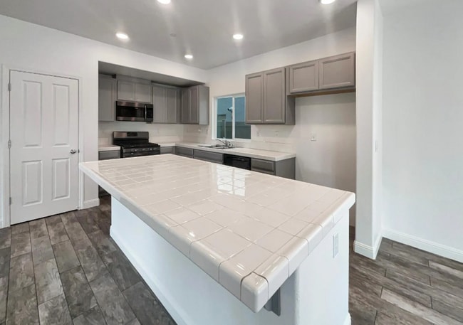 3710 Roseparke Way in Sacramento, CA - Building Photo - Building Photo