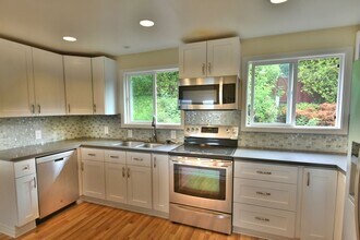 849 Poplar Way in Edmonds, WA - Building Photo - Building Photo