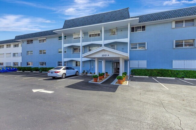 100 Shore Ct, Unit 210 in North Palm Beach, FL - Foto de edificio - Building Photo