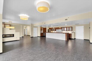 301 N Neil St in Champaign, IL - Building Photo