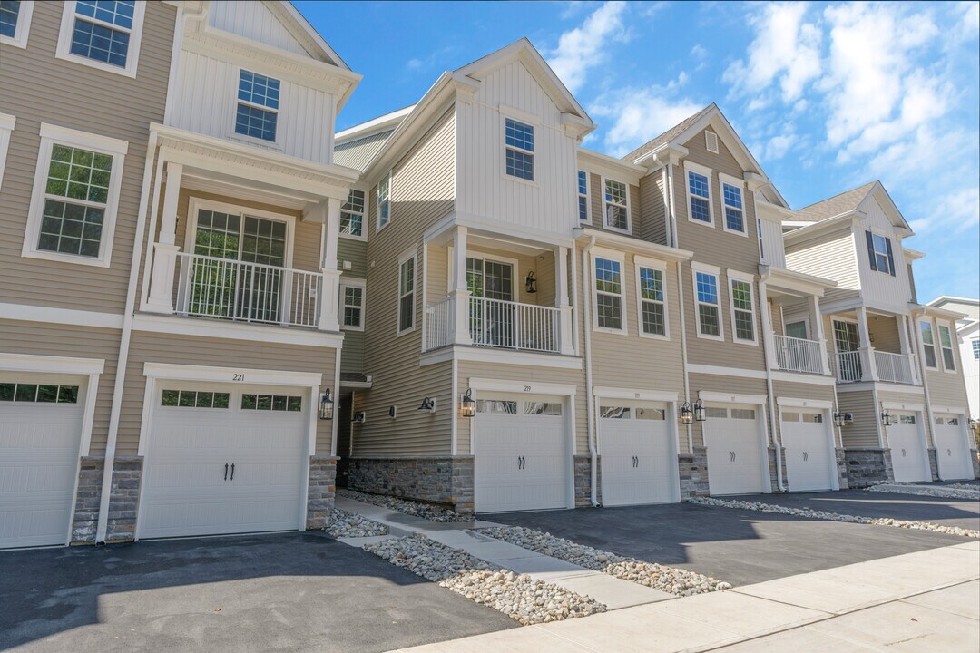 219 Myrtle Rd in Warren, NJ - Building Photo