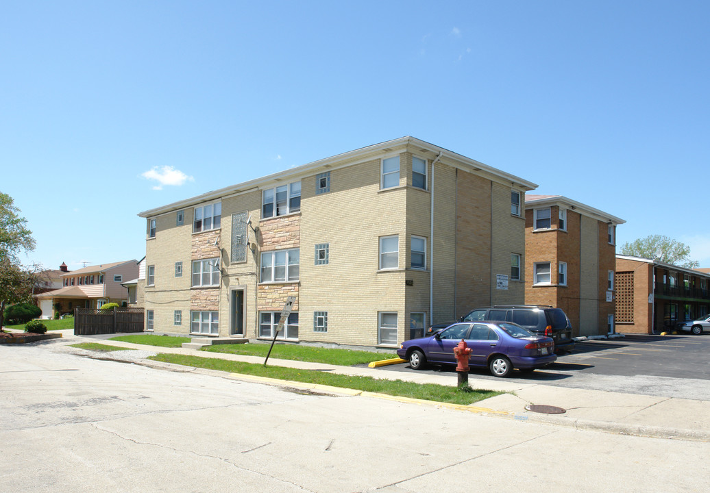 1550 N 1st Ave in Melrose Park, IL - Building Photo