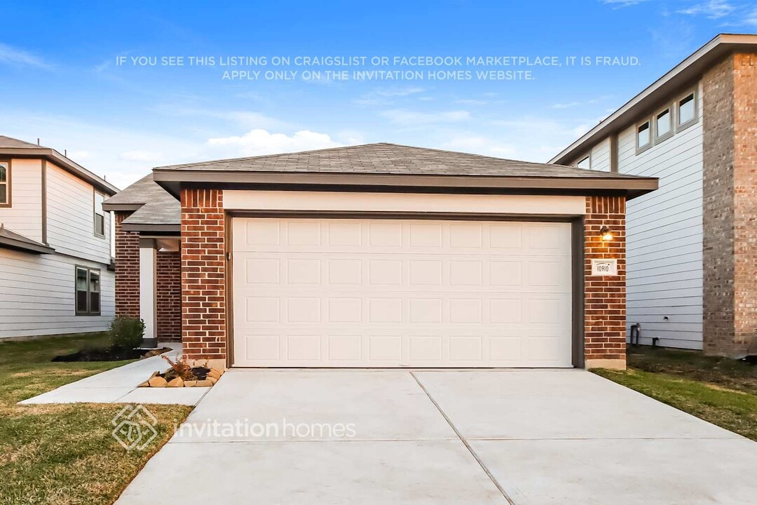 10910 Heliosphere Wy in Cut And Shoot, TX - Foto de edificio