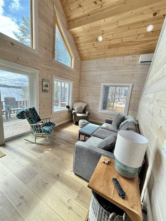 35 Shore Rd in Raymond, ME - Building Photo
