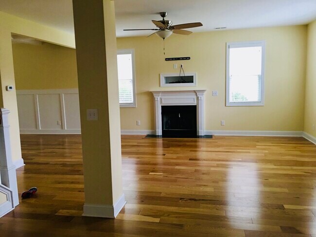 102 Abaco Dr E in Cedar Point, NC - Building Photo - Building Photo