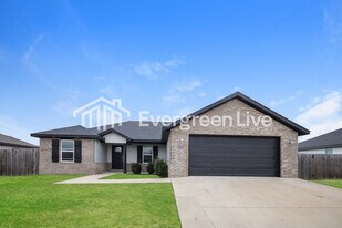 428 N Wyandotte St in Farmington, AR - Building Photo