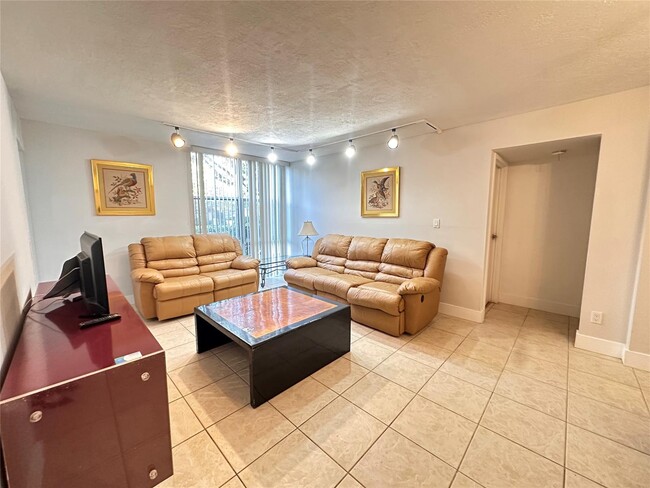 200 172nd St in Sunny Isles Beach, FL - Building Photo - Building Photo