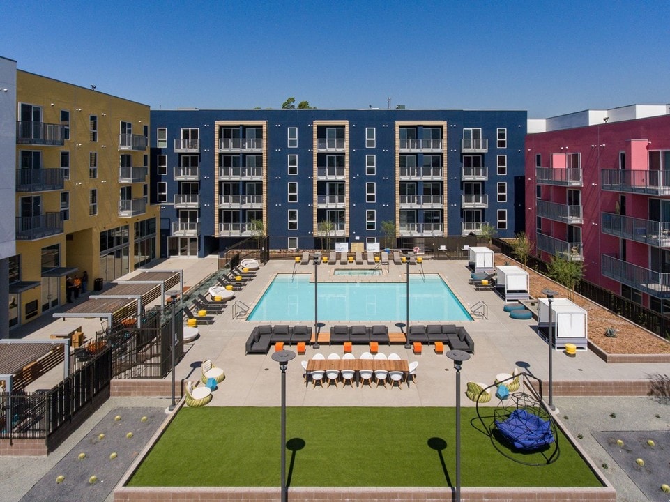La Plaza Village in Los Angeles, CA - Foto de edificio