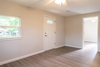 134 E Bernard St in Clute, TX - Building Photo - Building Photo