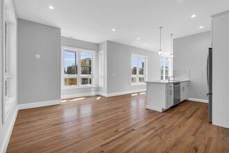 353 Dorchester St, Unit 1 in Boston, MA - Building Photo - Building Photo