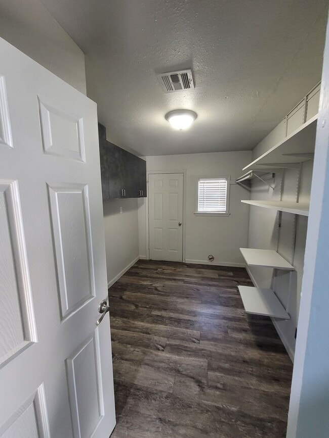 555 E Harmon Dr in Midwest City, OK - Building Photo - Building Photo