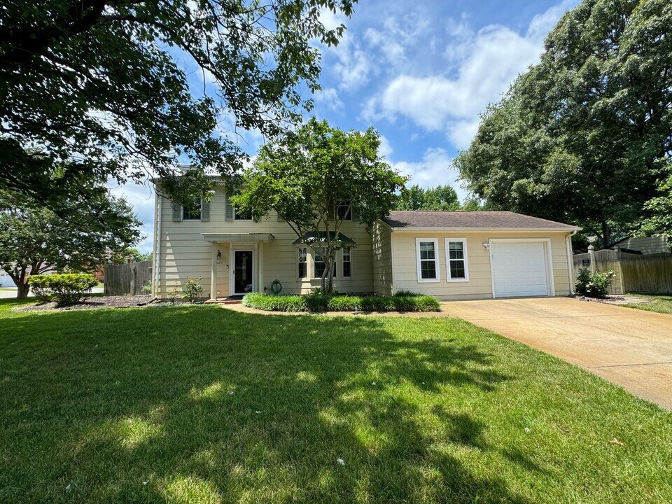 1413 Amberley Forest Rd in Virginia Beach, VA - Building Photo