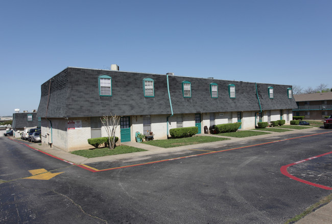 Meadows Apartments in Carrollton, TX - Building Photo - Building Photo