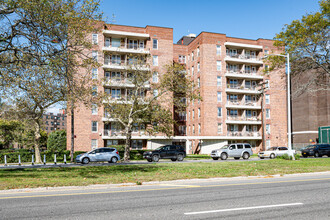 Seagirt Apartments in Far Rockaway, NY - Building Photo - Building Photo