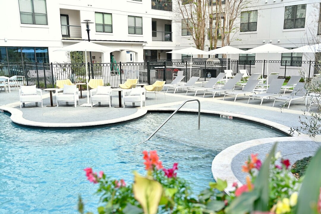 2137 Pelham Dr in Houston, TX - Building Photo