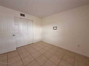 10889 NW 7th St, Unit 22 in Miami, FL - Building Photo - Building Photo