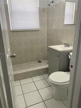 413 Phippen Waiters Rd in Dania Beach, FL - Building Photo - Building Photo