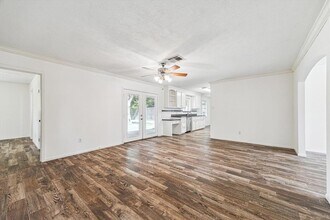 8010 Braeburn Valley Dr in Houston, TX - Building Photo - Building Photo