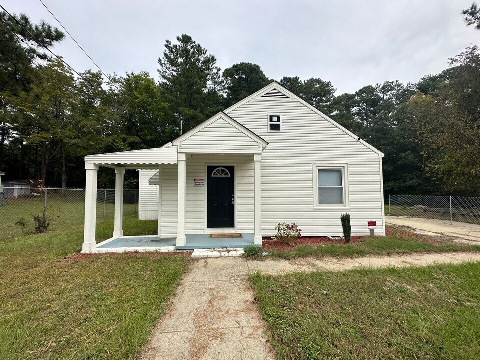 1814 Newark Ave in Fayetteville, NC - Foto de edificio
