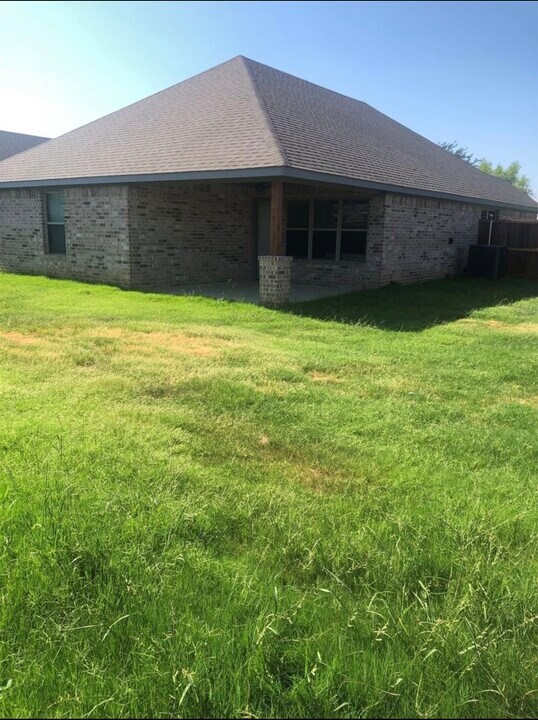 609 Copenhavr St in Pilot Point, TX - Building Photo