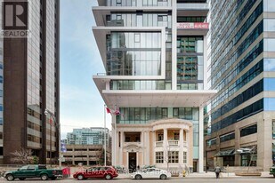 426 University Ave in Toronto, ON - Building Photo