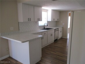 1218 NE 3rd St in Cape Coral, FL - Foto de edificio - Building Photo