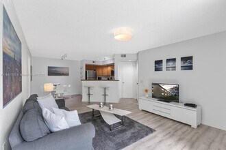12980 Vista Isles Dr in Sunrise, FL - Building Photo - Building Photo