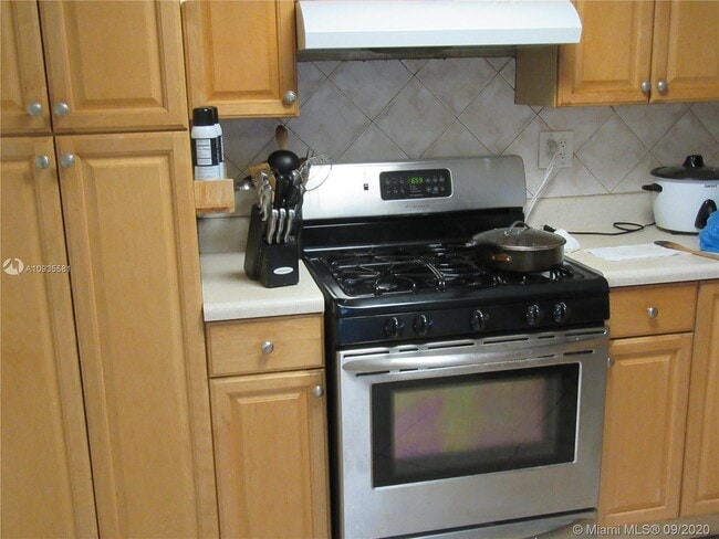 140 NW 190th St in Miami, FL - Building Photo - Building Photo