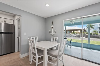 176 Trinidad St in Naples, FL - Foto de edificio - Building Photo