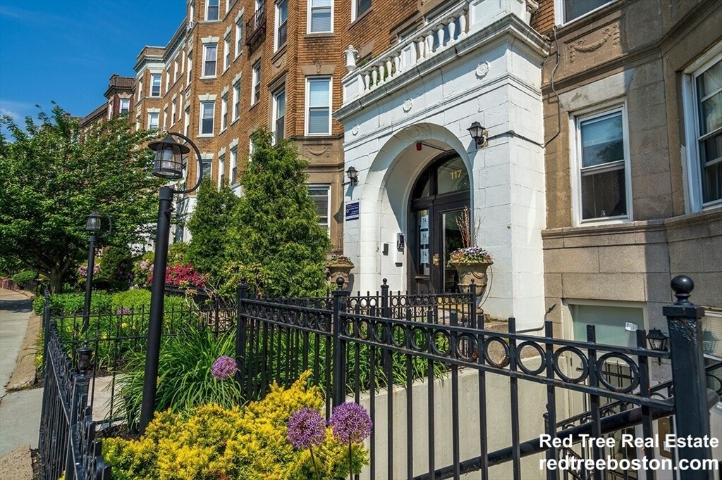 117 Park Dr in Boston, MA - Building Photo