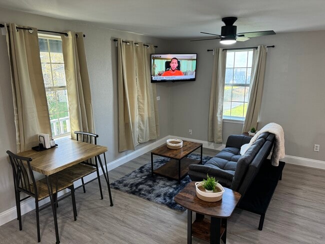 5202 County Road 469, Unit 7 in Brazoria, TX - Foto de edificio - Building Photo