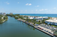 Lago Mar Place in Fort Lauderdale, FL - Foto de edificio - Building Photo