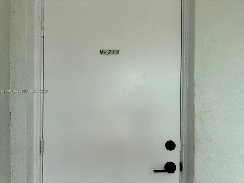7670 SW 82nd St, Unit H215 in Miami, FL - Building Photo