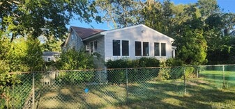 177 Magnolia Dr in Mastic Beach, NY - Building Photo
