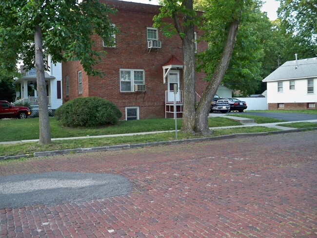 331 W Cedar St, Unit Apt 1 in Springfield, IL - Building Photo - Building Photo