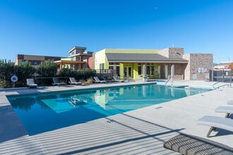 Casitas Del Este in El Paso, TX - Foto de edificio - Building Photo