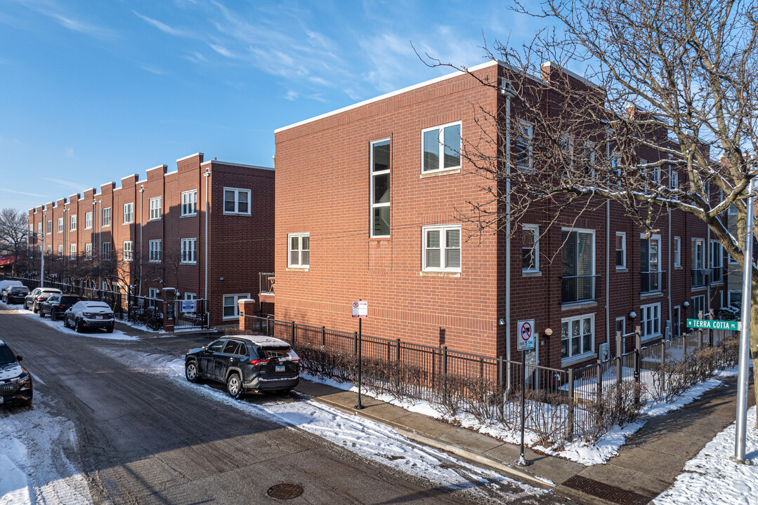 1775 W Terra Cotta PL in Chicago, IL - Building Photo